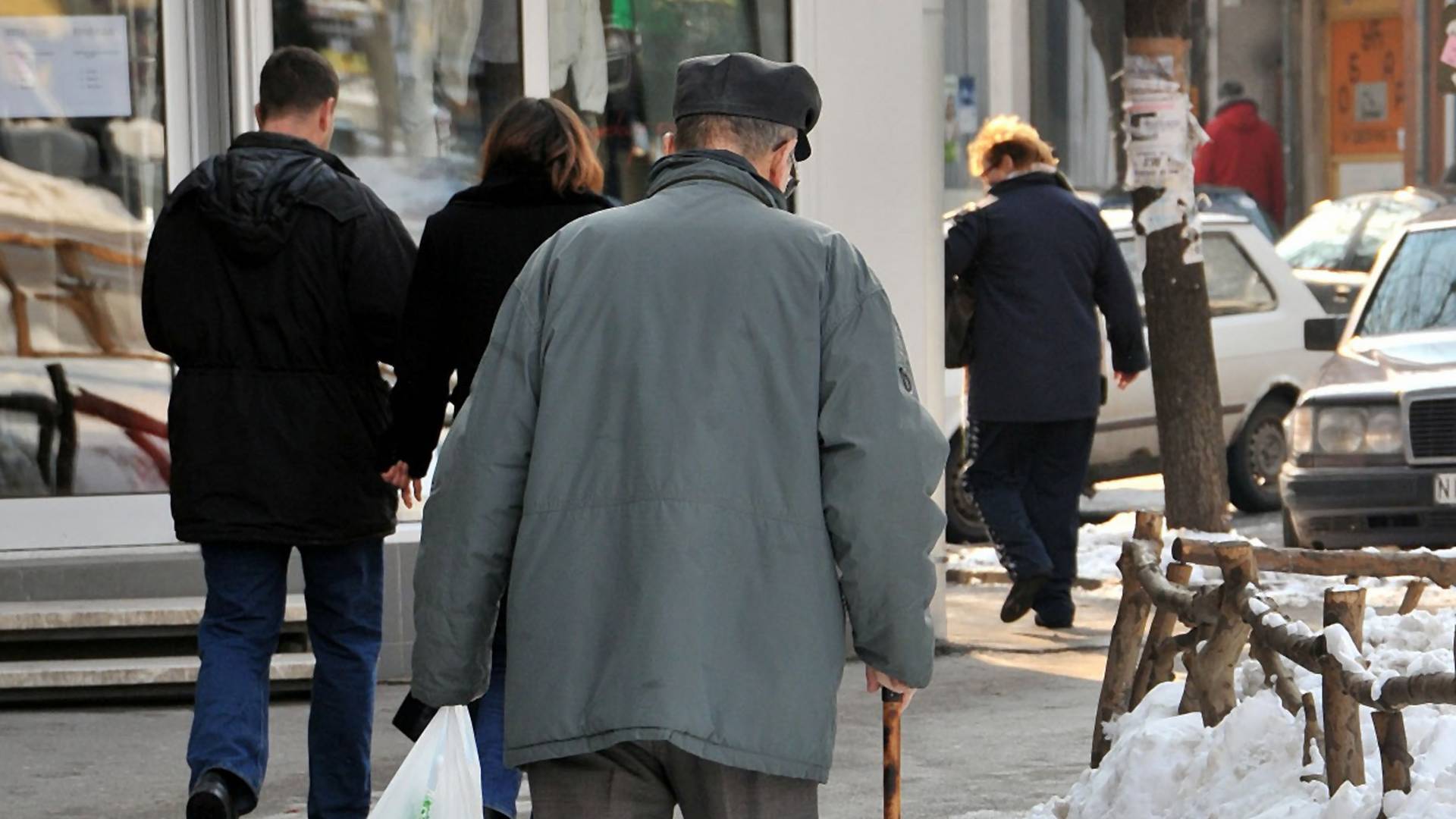 Status o usamljenom deki iz pošte koji Srbija lajkuje i plače