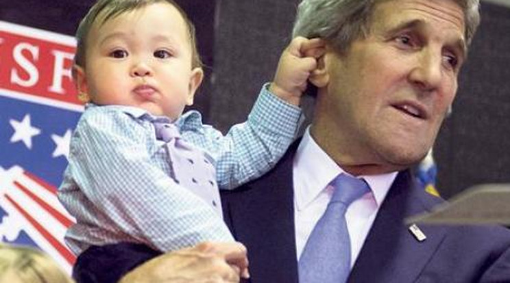 Hoppá! Fülön csípték John Kerryt