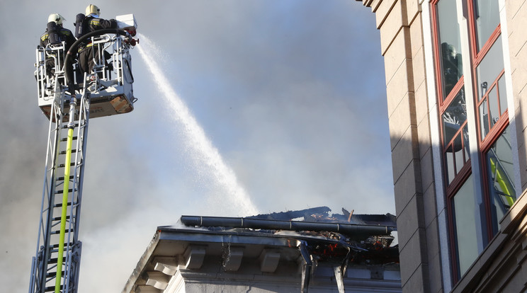 A tűzoltók daruval a magasba emelkedve, fölülről is oltották az eget
nyaldosó lángokat /Fotó: Fuszek Gábor