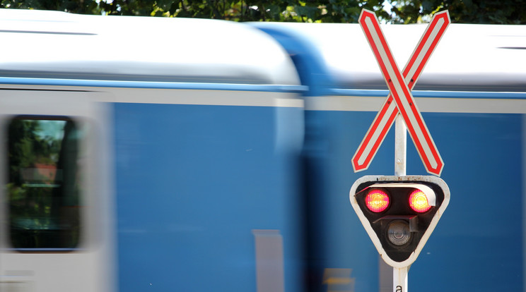 Autóval ütközött egy vonat Vecsésnél - akár kétórás késésre is számíthat/Fotó: Thinkstock