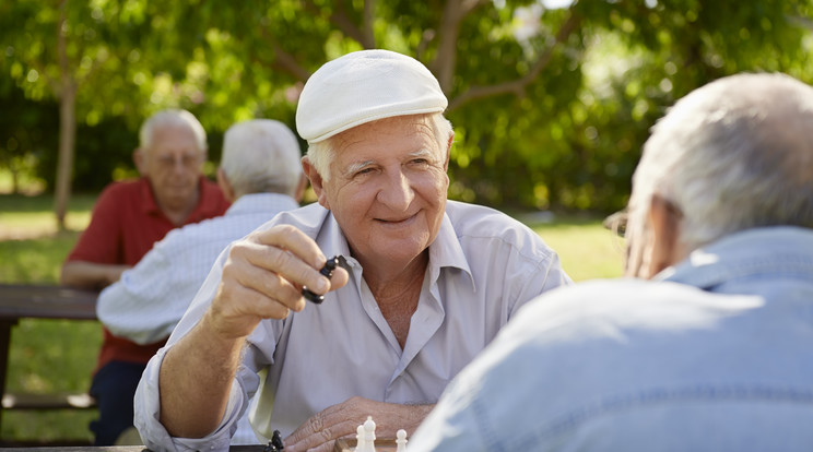 Játszva megőrizhető a szellemi frissesség, hiszen egy jól felkészült idősotthonban bőven akad alkalom és társaság is a gondolkodást serkentő elfoglaltságokra. Így például partner egy szórakoztató sakkpartihoz/Fotó:Shutterstock
