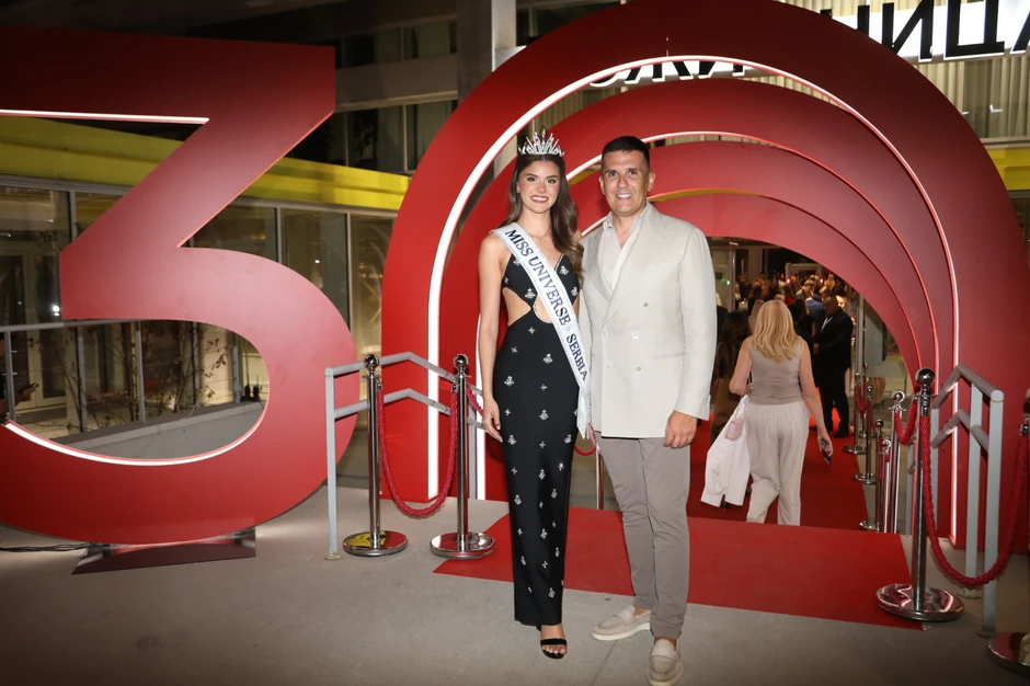 Nemanja Popović vlasnik Toxic TV sa miss univerzuma Srbije