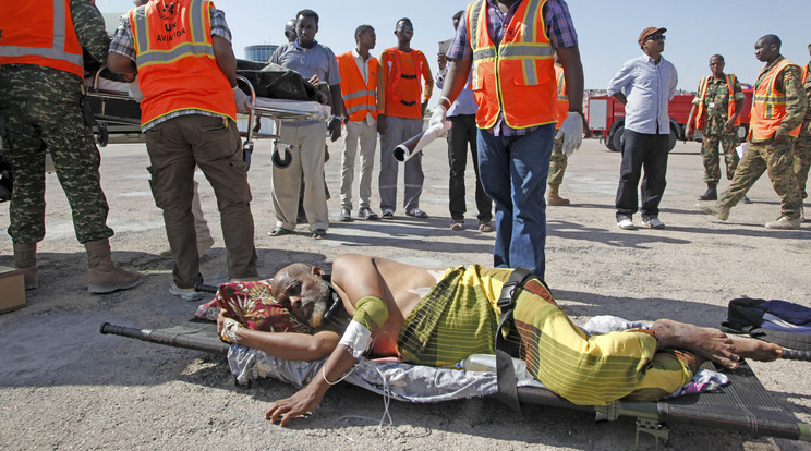 Szomáliai sérült férfi fekszik hordágyon / Fotó: MTI