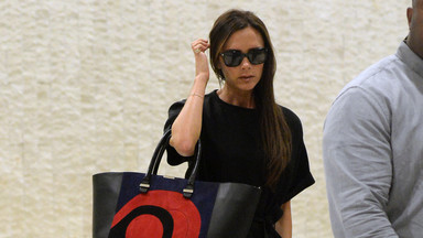 Victoria Beckham w mini i szpilkach na lotnisku