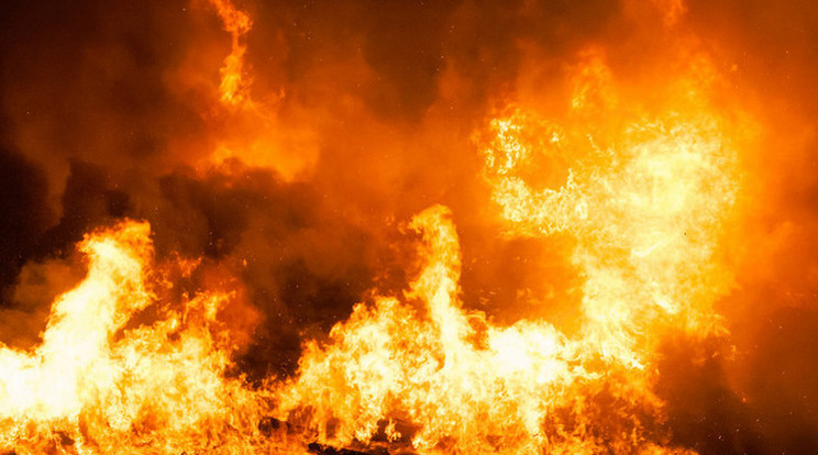 Lángolt egy lakóház Nyírderzsen: hiába húztak ki egy embert a tűzből, nem élte túl /Illusztráció: Northfoto