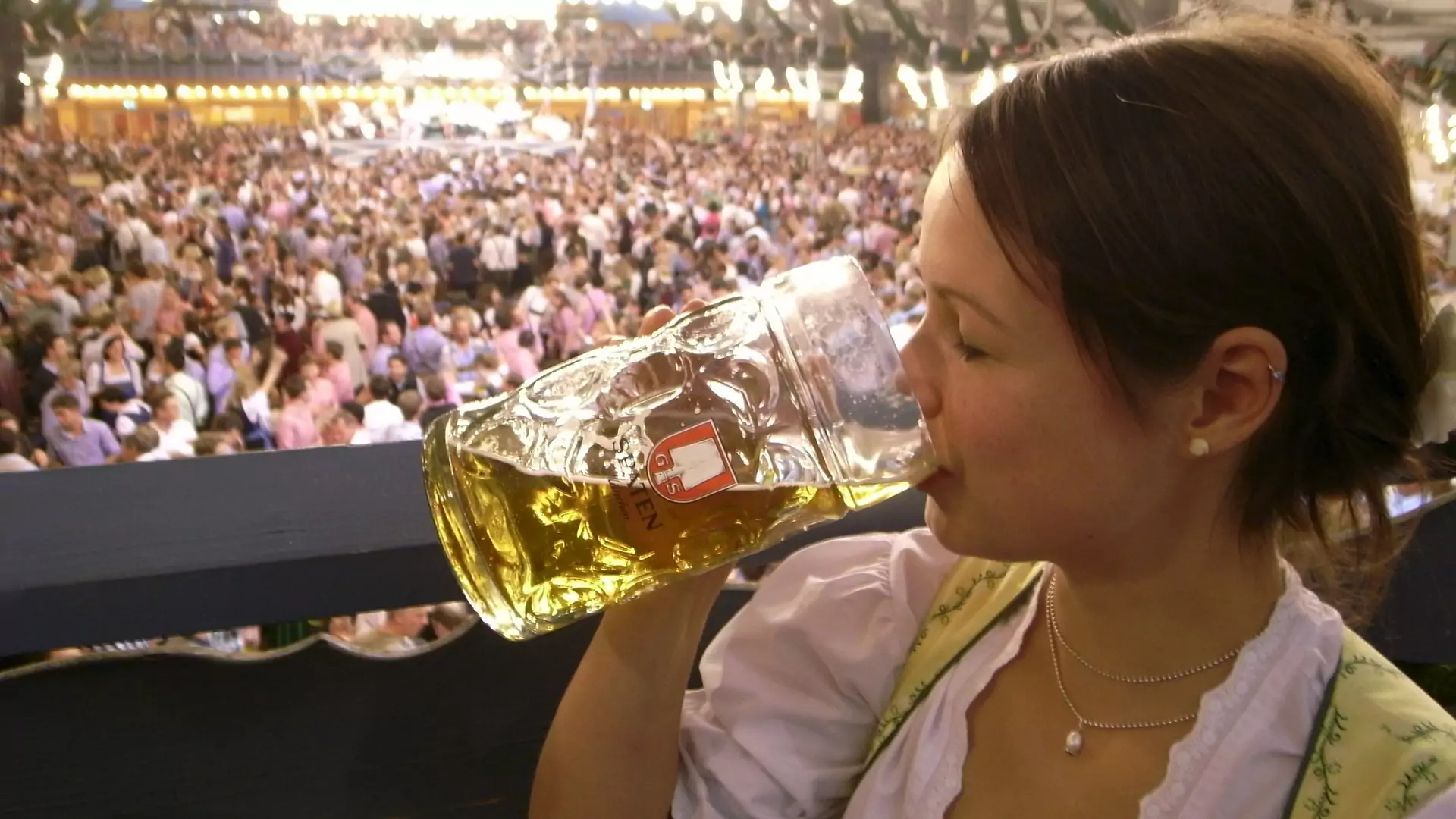 Piwo z beczki, kiełbasa i stewardesy w bawarskich strojach. Lufthansa zmienia zwyczaje na Oktoberfest