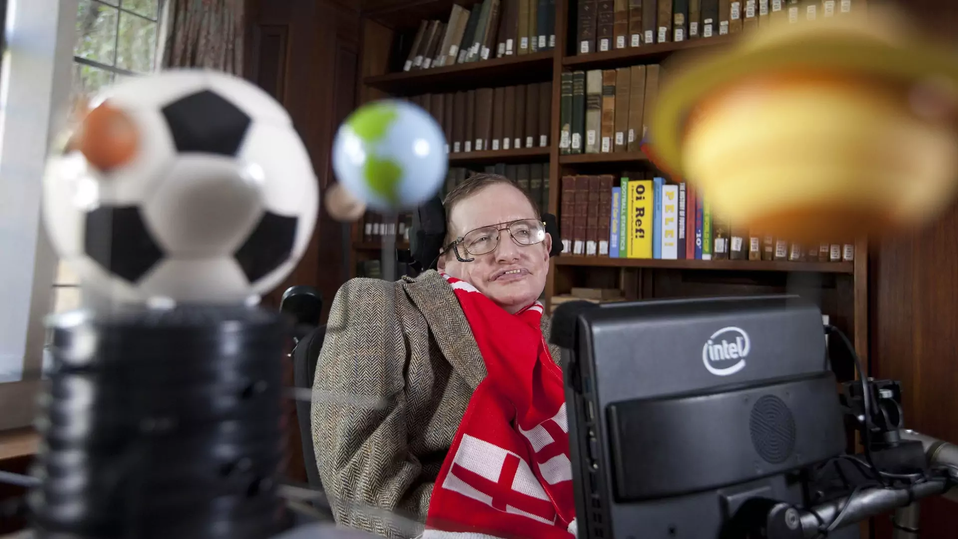 Uczył Anglików jak strzelać karne i słuchał Roda Stewarta. Stephen Hawking był zajebisty