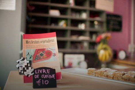 Knjigu je reklamirala preko Francuske asocijacije vegetarijanaca i u lokalnim novinama, a učestvovala je i na festivalima