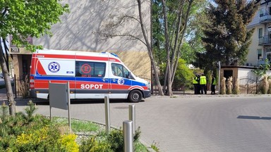 Samochód potrącił kobietę z dzieckiem na ręku. Interwencja na sklepowym parkingu