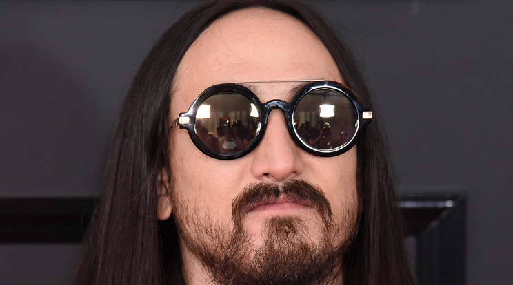 Elég furcsán bánik a rajongóival Steve Aoki /Fotó: Northfoto