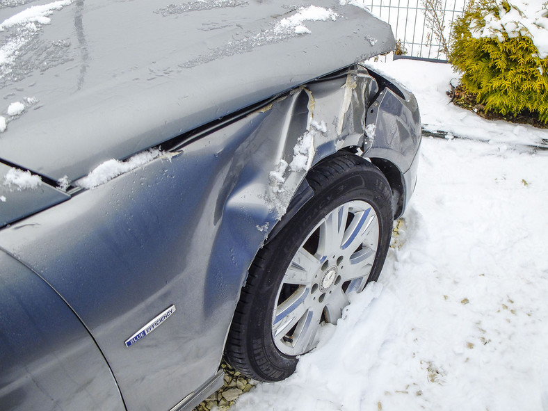 Tylko delikatnie trafiony Mercedes W204