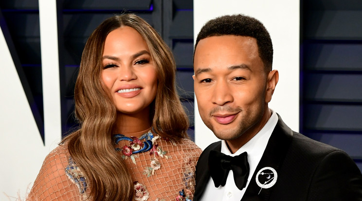 John Legend felesége, Chrissy Teigen anyaszült meztelenül örökítette meg magát még várandósan /Fotó: Northfoto