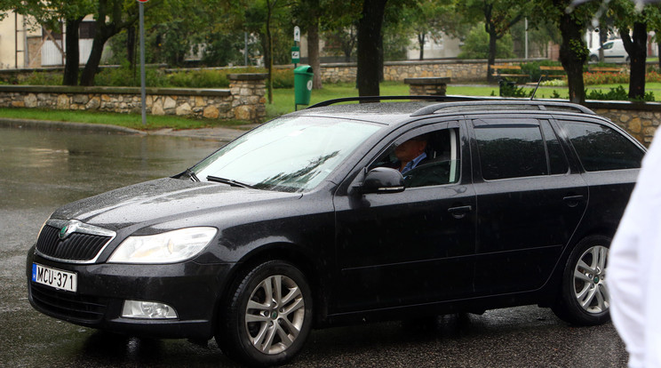 A magyar politikusok nem kímélik a közpénzből vásárolt szolgálati autókat /Fotó: RAS Archívum