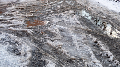 Trudne warunki na Lubelszczyźnie. Na drogach zalegają śnieg i błoto pośniegowe