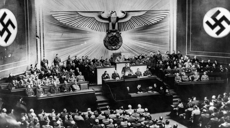 Hitler beszédet mond a Reichstagban / Fotó: Northfoto