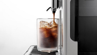 Ten ekspres przygotuje cold brew w niecałe 5 min. Spienia też mleko na zimno