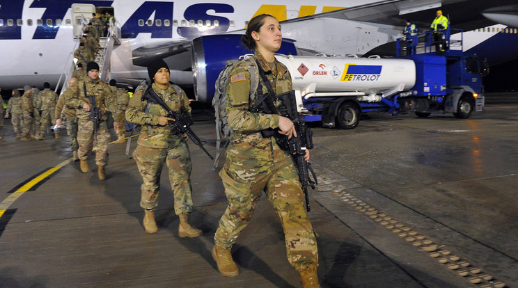 Amerikai katonák érkeznek a Goleniow repülőterére
