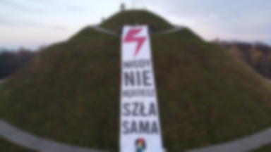 Baner Strajku Kobiet na kopcu Piłsudskiego w Krakowie. "Wojna trwa"