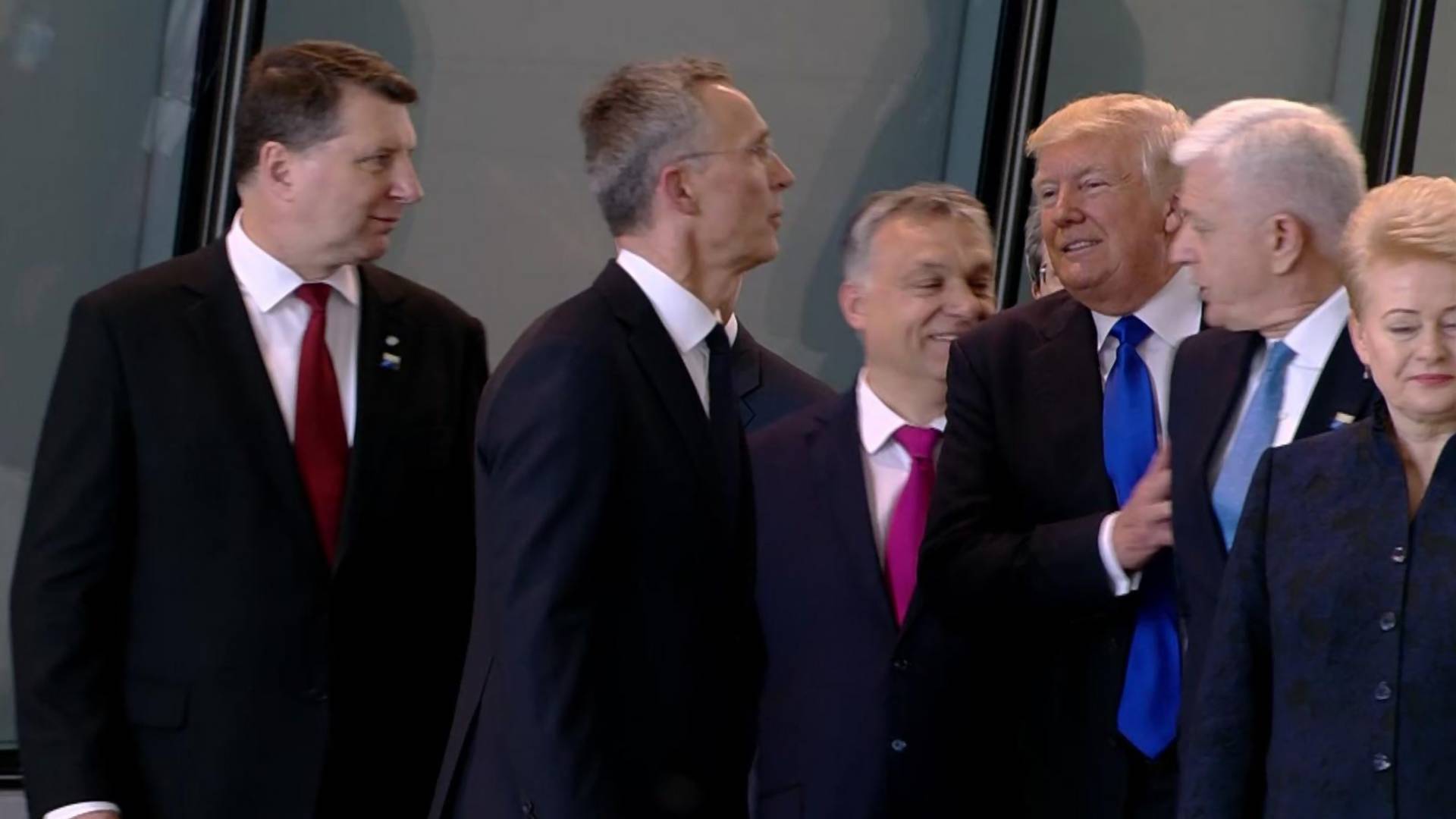 Tramp ponovo "briljira": Predsednik SAD gurnuo crnogorskog premijera