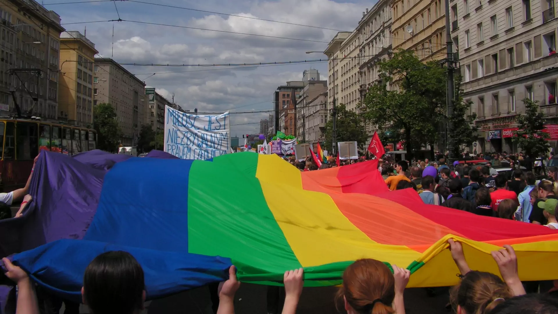 Parada Równości w Warszawie pod hasłem "Równe prawa - wspólna sprawa". Google Polska z platformą