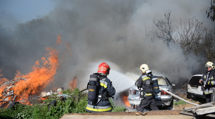 A több méteres lángok elérték a közelben lakók birtokát, és az autók is tönkrementek/ Fotó: Czétényi Balázs tűtőrm FKI  