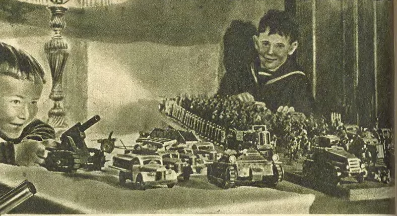 Czasopismo Technika Młodzieży 1940r. Dwóch chłopców bawi się zabawkowymi czołgami, haubicami itd.