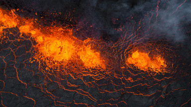 Spektakularna erupcja wulkanu. Tuż obok największe lotnisko na Islandii