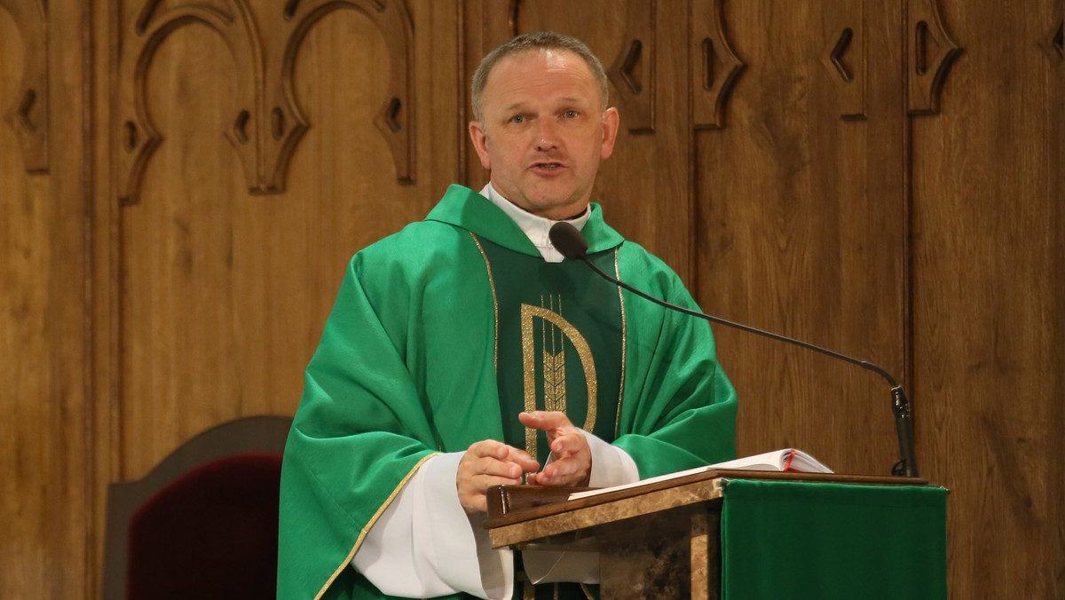 Ksiądz Wojciech Lemański , zgodnie z dekretem arcybiskupa, nie jest już proboszczem w Jasienicy. Nie zamierza jednak opuszczać swojej parafii. Tłumaczy, że złożenie odwołania od dekretu zawiesza jego wykonanie. - Ksiądz Lemański jest w błędzie - uważa z kolei ks. Władysław Trojanowski, który został powołany do asystowania przy wykonaniu polecenia arcybiskupa.