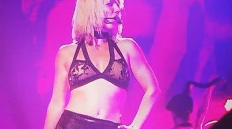 Átlátszó fehérneműben koncertezett Britney