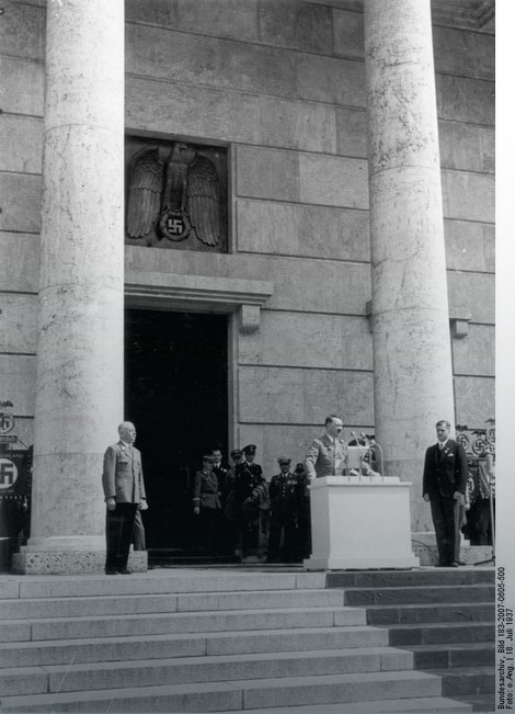 Hitler na otvaranju izlozbe velike nemačke umetnosti 18. jula 1937.