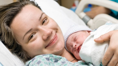 Poród naturalny – czy wzmacnia więź z dzieckiem?