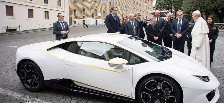 Papież sprzedał swoje Lamborghini za 3 miliony złotych