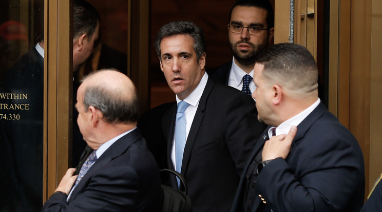 Michael Cohen, Trump ügyvédje középen /Fotó: AFP