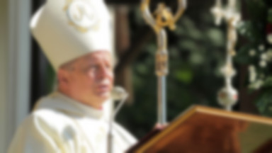 Różaniec za młodzież. Biskup radomski zachęca do modlitwy