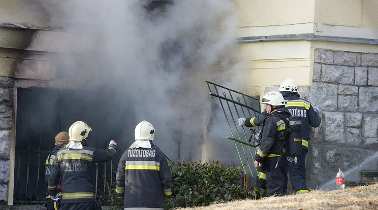 A tűzoltók oltják a házat /Fotó: MTI Fotó: Lakatos Péter