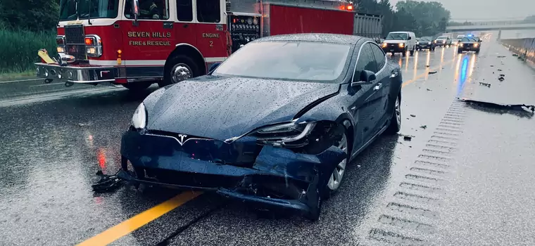 Wypadki z udziałem Autopilota Tesli - dochodzenie NHTSA może objąć nawet 765 tys. aut!