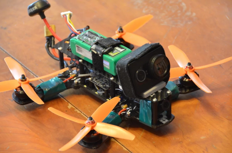 Racing Drone - przykładowy dron wyścigowy