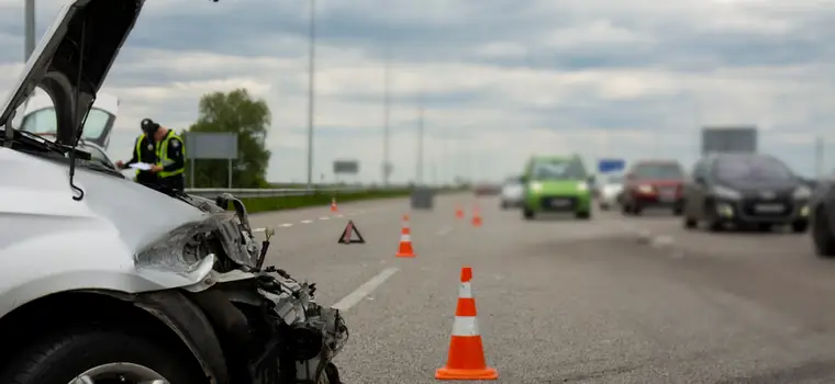 Wypadek na autostradzie. Jak się zachować, żeby przeżyć?