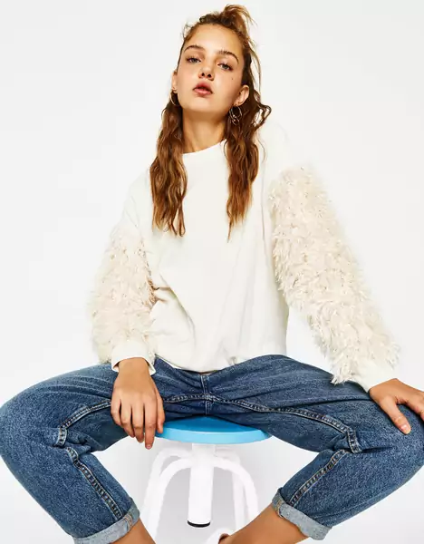 Sweter z futrzanymi rękawami, Bershka 89,90 zł