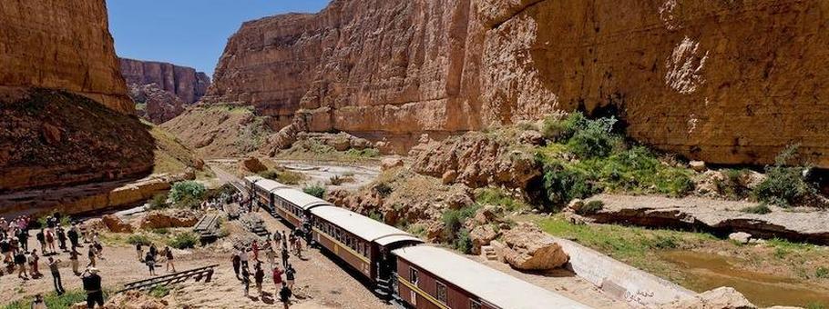 Czerwona Jaszczurka, czyli zabytkowy pociąg przemierzający tunezyjski wąwóz Selja, cieszy się wielką popularnością