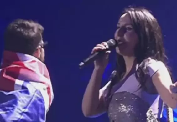 Wygłup na konkursie Eurowizji. Jeden z fanów pokazał pośladki na scenie