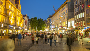 Mieszkańcy Monachium tracą dach nad głową. 80-latek wylądował na ulicy