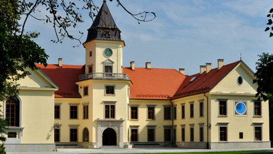 Wystawa wycinanek żydowskich w zamku Tarnowskich w Tarnobrzegu