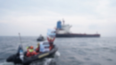 Onet24: Straż Graniczna z karabinami w ręku weszła na statek Greenpeace’u