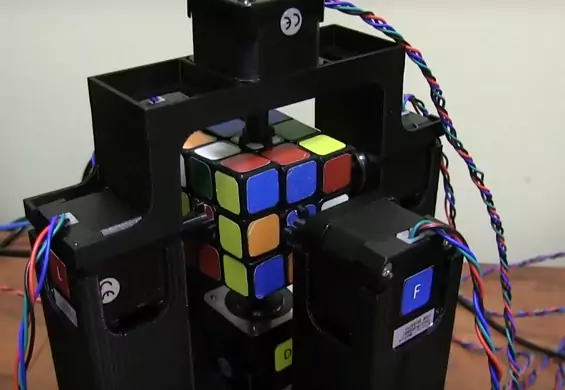 Ten robot układa kostkę Rubika w jedną sekundę i to w każdej konfiguracji! Mamy filmik jako dowód