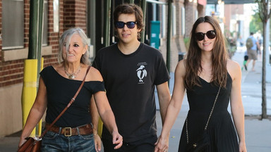 Keira Knightley na spacerze z mamą i mężem