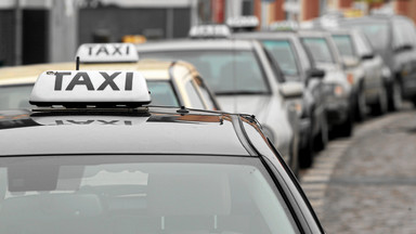 "Gazeta Wyborcza": pułapki taksówkarzy zastawiane na klientów