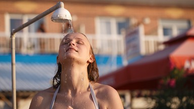 Kontrowersyjne przepisy na włoskich plażach: chodzi o prysznice