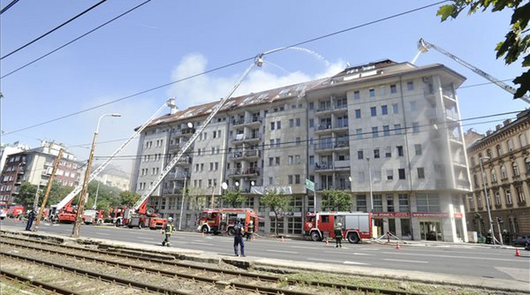 A tűzoltók eloltották a lángokat, még parázsló részeket keresnek  / Fotó: MTI/Mihádák Zoltán