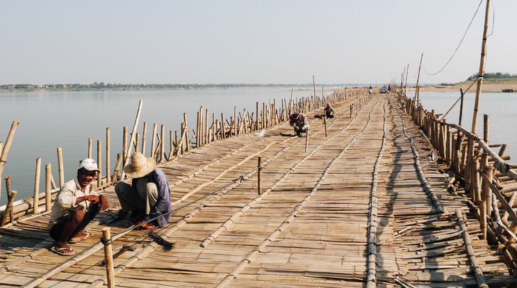 A hidat alkotó bambuszrudakat biztonságos helyen tárolják, amíg levonul az esős évszak/Fotó: Shutterstock